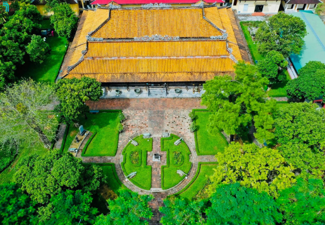 Tàn cảnh khuôn viên bảo tàng cổ vật Cung đình Huế