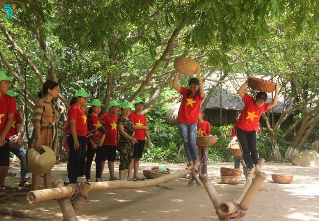 Học sinh tham gia chơi trò chơi dân gian tại Bảo tàng