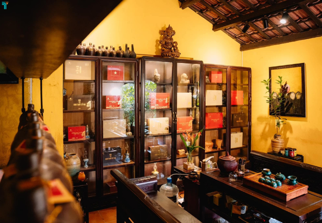 Một góc nhỏ trưng bày bên trong ngôi nhà rường truyền thống tại Đồng Đình Museum