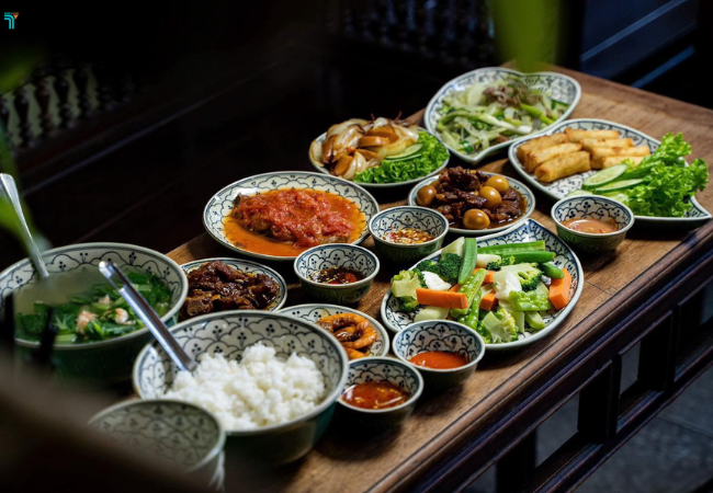 Mâm cơm thân thuộc được chuẩn bị chu đáo tại Bếp của Ngoại