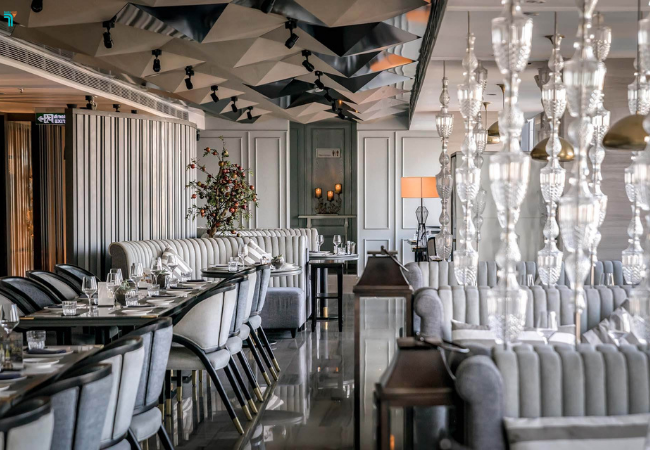 Không gian bên trong Bistecca Restaurant Da Nang sang trọng với tông màu chủ đạo trắng xám