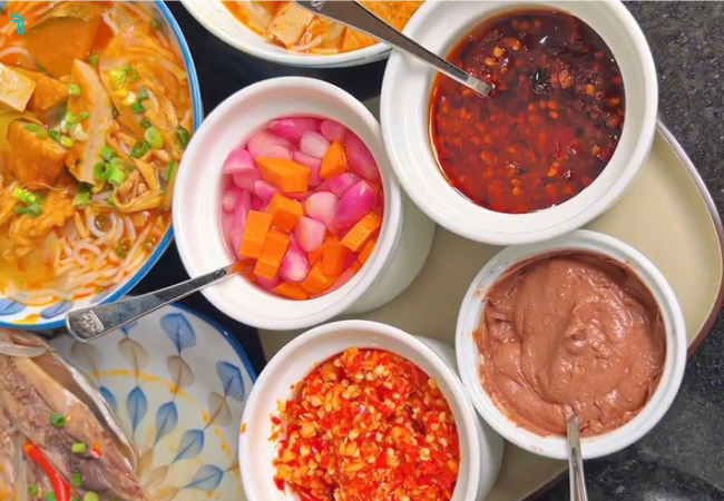 Tô bún chả cá Bà Ân không thể thiếu những gia vị đặc trưng này