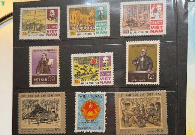 Các gian hàng lưu niệm trong bưu điện Sài Gòn cũng rất được yêu thích: từ tem cổ, postcard...
