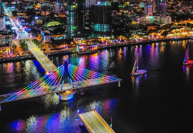 Cầu quay Đà Nẵng vào lúc 23h các ngày cuối tuần