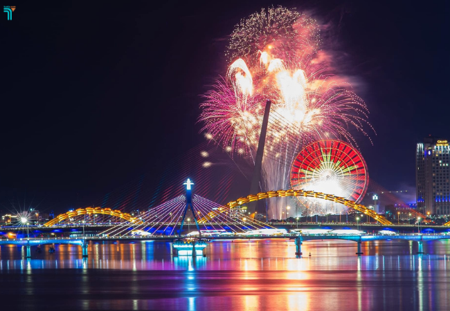 Đứng trên cầu sông Hàn có thể chiêm ngưỡng trọn những màn pháo hoa đẹp mắt