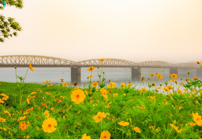 Cầu Tràng Tiền buổi sớm mai