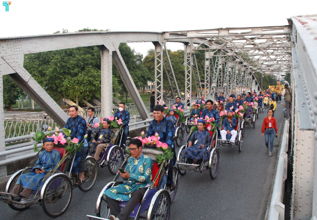 Hình ảnh nhộn nhịp của cầu Tràng Tiền mùa lễ hội