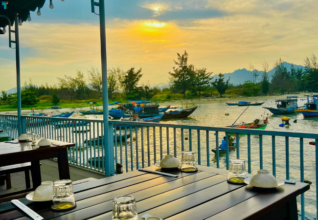 View của nhà hàng Chân Trời Góc Bể ngay bên bờ sông
