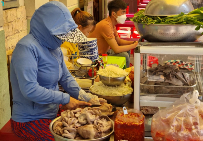 Quán nhỏ với quầy đầy lòng ngon và nồi cháo nóng hổi