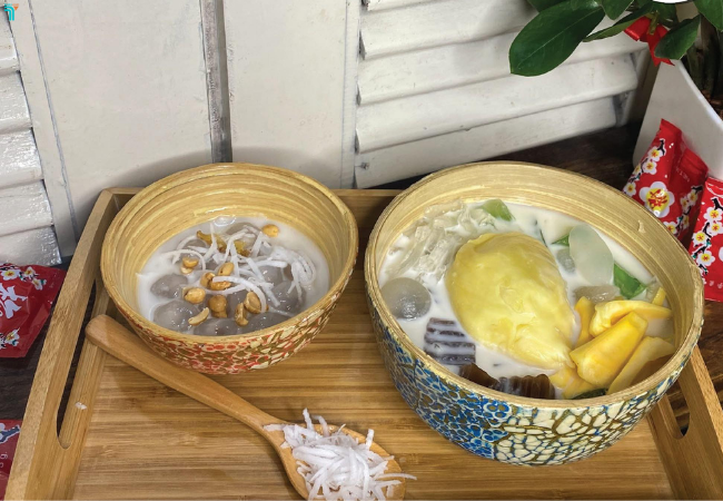 Chè Thái sầu riêng tại quán là một trong những món được yêu thích nhất 
