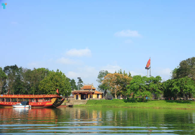 Đi du thuyền có thể thưởng ngoạn sông Hương Huế