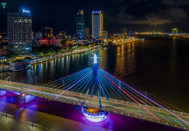 Cầu sông Hàn dưới ánh đèn đêm Đà Nẵng