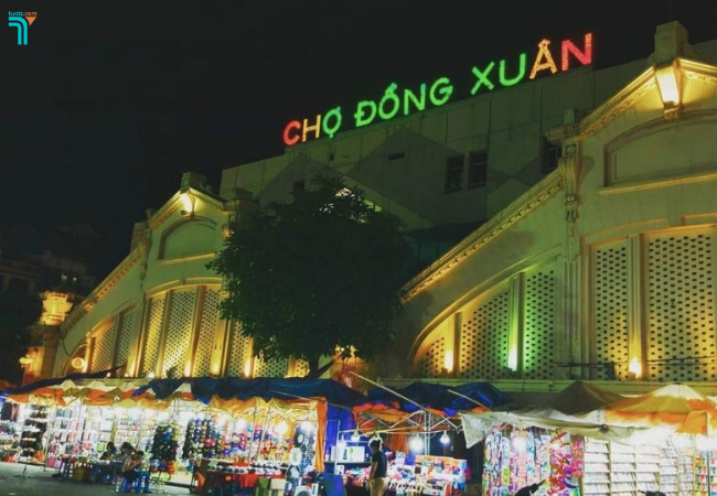 Chợ đêm Đồng Xuân hoạt động vào cuối tuần
