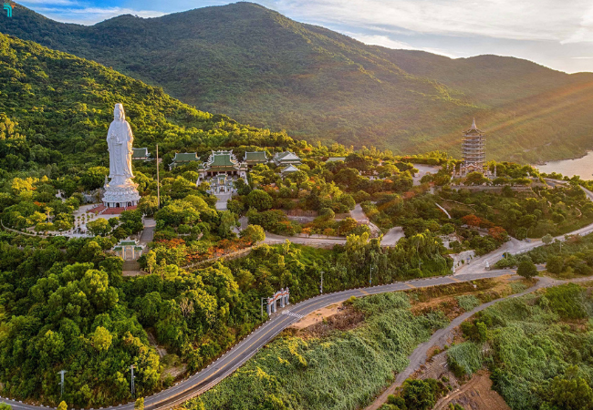 Toàn cảnh chùa Linh Ứng hòa mình giữa thiên nhiên hùng vĩ 