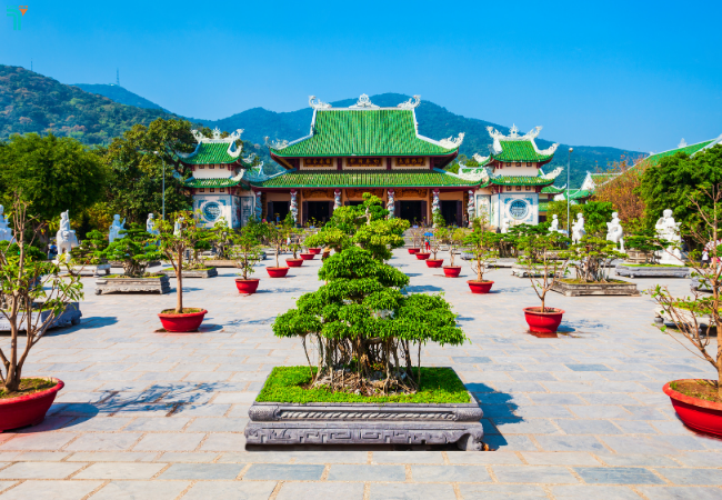 Khu vực chính điện của chùa Linh Ứng