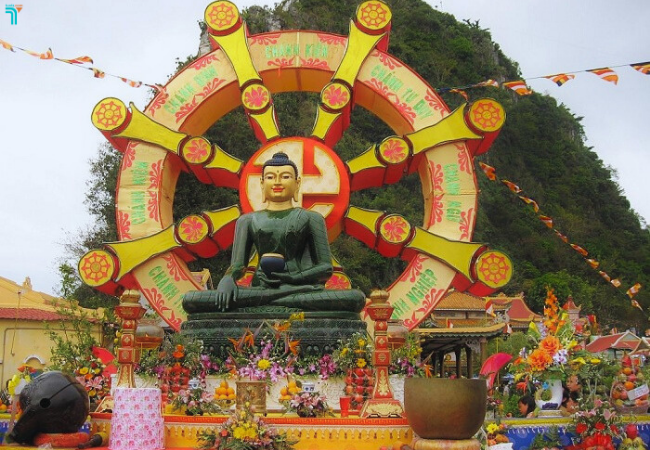 Tượng Bồ Tát Quan Thế Âm