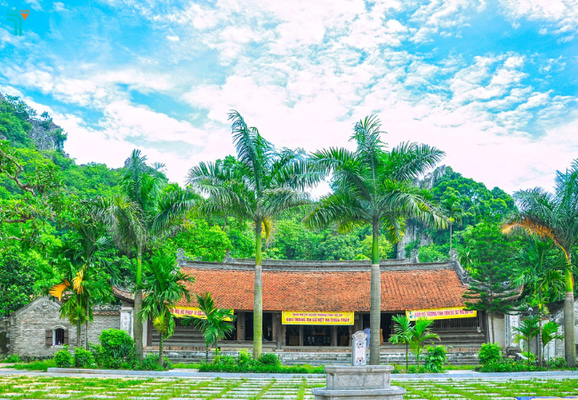 khuôn viên Chùa Thầy 