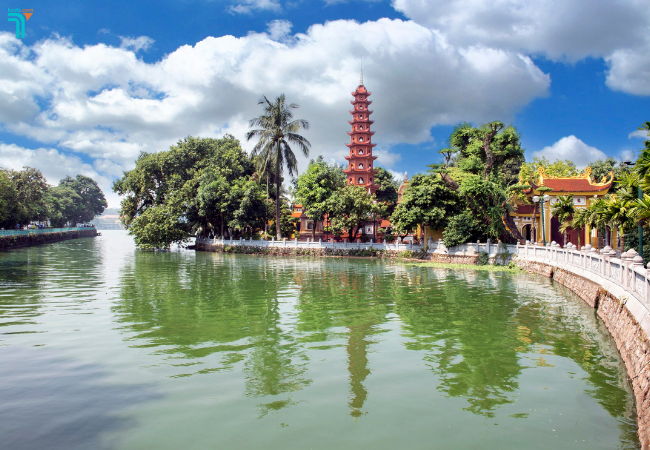 Chùa Trấn Quốc nhìn từ xa