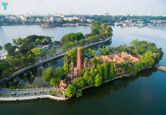 Chùa nổi bật khi nhìn từ trên cao
