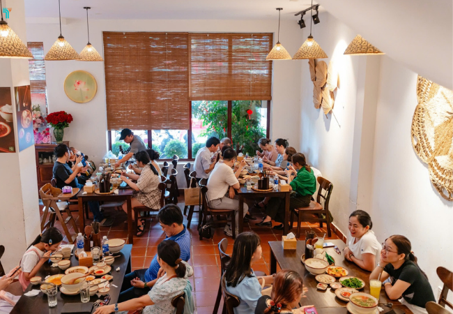 Không gian ấm cúng phù hợp những bữa cơm gia đình, họp mặt bạn bè tại Cơm nhà Kiều Thị