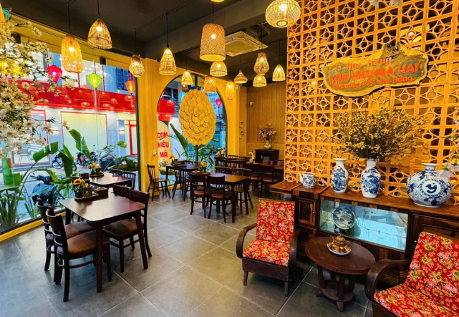 Không gian mộc mạc, bàn gỗ ấm màu, ánh đèn dịu nhẹ và mùi thơm khiến lòng người lắng lại