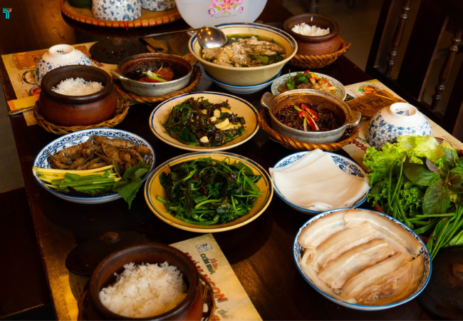 Cơm còn nóng trong niêu, canh vừa thổi vừa ăn, món mặn đậm đà hương vị tại cơm quê Má Hai