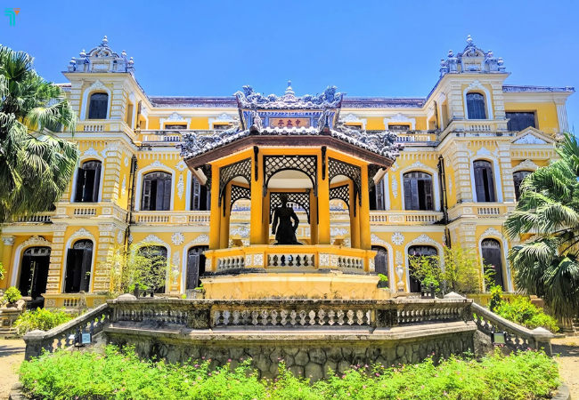 Ở chính giữa của đình Trung Lập có dựng pho tượng đứng của vua Khải Định