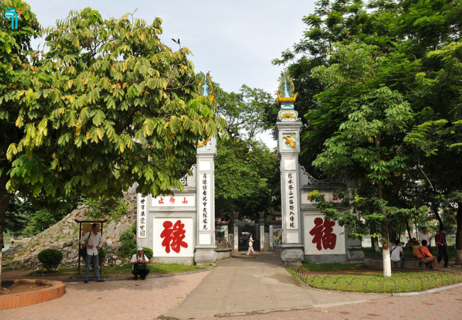Tháp Bút và Đài Nghiên nằm trong quần thể di tích đền Ngọc Sơn