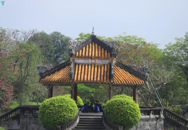 Một trong hai vọng lâu hình bát giác nằm trước điện Kiến Trung còn giữ nguyên kiến trúc xưa.
