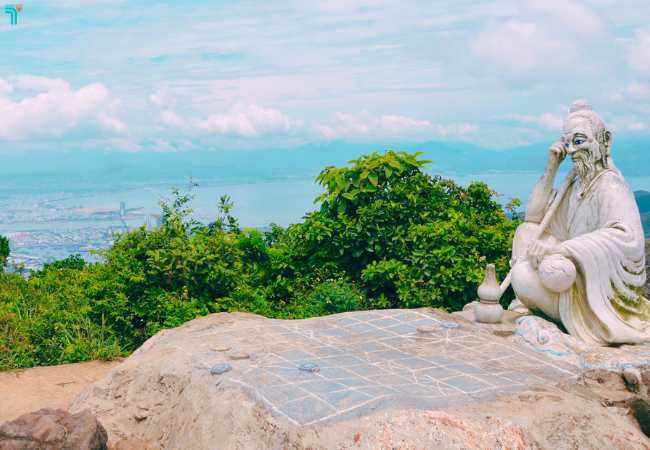 View từ đỉnh Bàn Cờ nhìn ra thành phố 