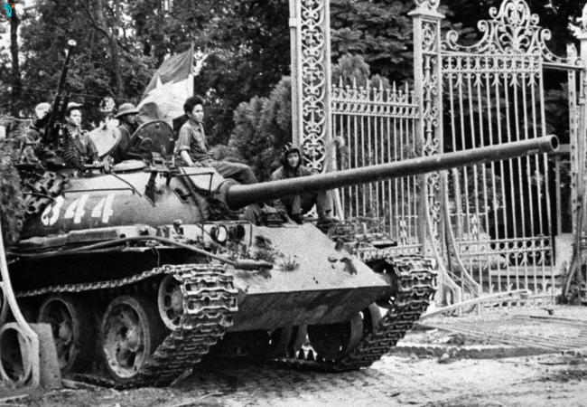 10 giờ 45 phút ngày 30/4/1975xe tăng mang số hiệu 390 đã húc tung cổng chính tiến thẳng vào Dinh Độc Lập