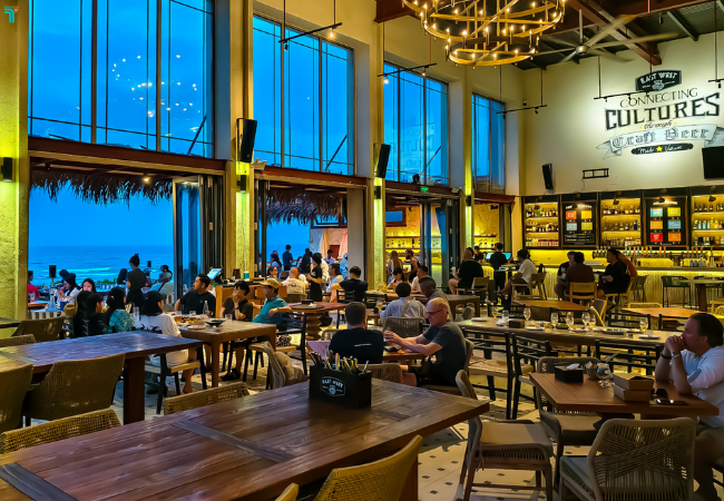 không gian bên trong của East West Đà Nẵng