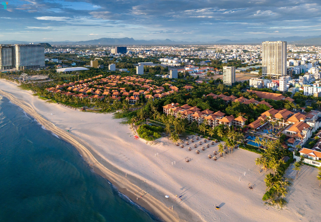 Furama Đà Nẵng nổi bật bên bờ biển xanh