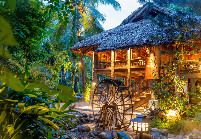 Không gian spa nằm trong một ngôi nhà truyền thống Việt Nam riêng biệt, nằm bên hồ cá koi tĩnh lặng