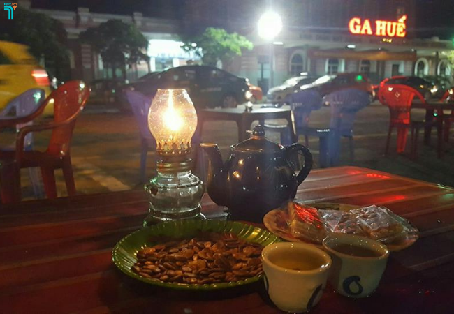 Trải nghiệm thú vị ăn bánh uống trà trước ga Huế buổi tối