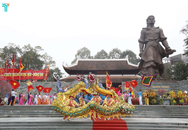 Phía trước gò Đống Đa là tượng đài vua Quang Trung cưỡi voi, dáng uy nghi, mắt nhìn thẳng, như đang dẫn quân xung trận
