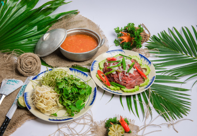 Hải sản Mộc Quán với menu đa dạng, nhiều món ăn hấp dẫn
