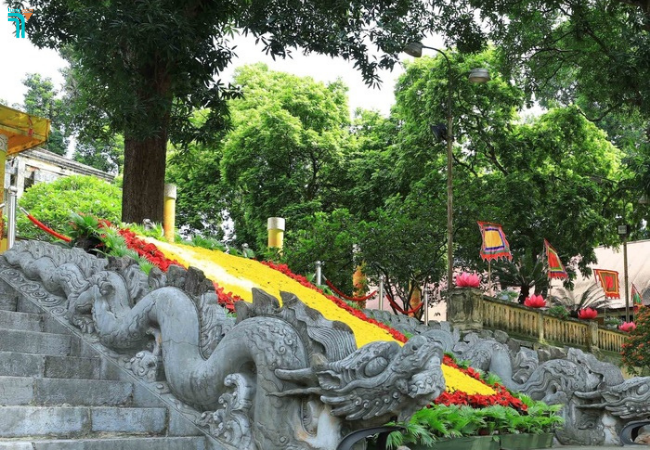 Thềm rồng đá ở điện Kính Thiên