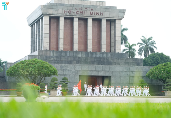 Lăng Chủ tịch Hồ Chí Minh được xây dựng tại Quảng trường Ba Đình