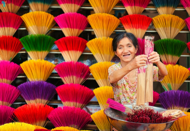 Chân dung mệ Tuyết người bán hương ở làng hương Thủy Xuân, Huế dành tiền quyên góp cho trẻ em ung thư