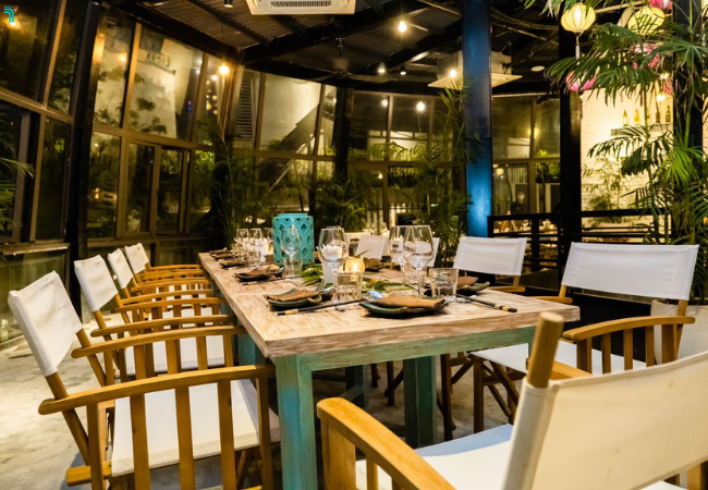MeliOh Bistro nổi bật dưới ánh đèn vàng lãng mạn