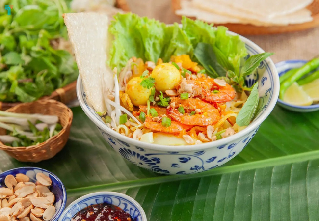 Tô mì quảng Bà Dinh tôm thịt ăn kèm với rau sống thì khỏi bàn