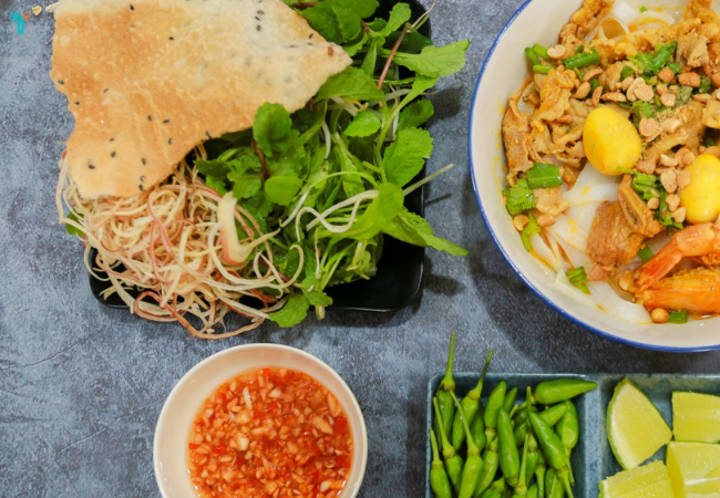 Mì quảng phải ăn kèm với rau, bánh tráng, nước mắm và chanh