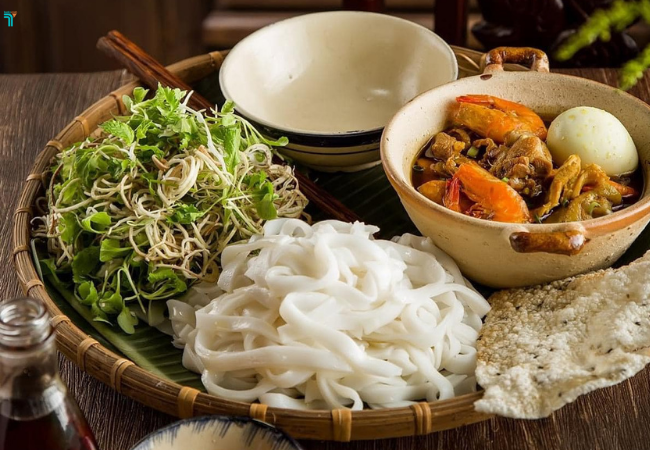 Mì mỏng, dai kết hợp với thịt heo,bò, tôm, hay gà, trứng và rau sống tươi mát, tạo nên một bữa ăn thơm lừng và hấp dẫn