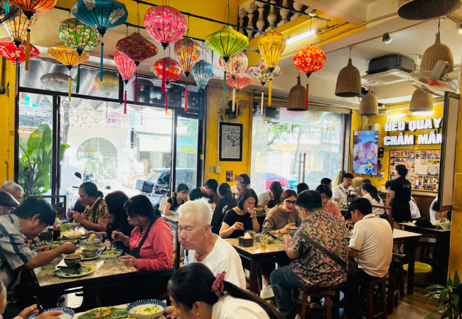 Không gian Mỳ Quảng Ếch Bếp Trang giản dị nhưng rất gần gũi
