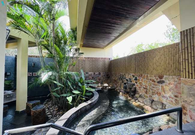 Có thể sử dụng không giới hạn bồn tắm onsen ngoài trời bằng muối tự nhiên.
