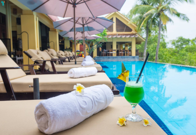 Bể bơi vô cực với tầm nhìn tuyệt đẹp ra vòng quay mặt trời tại The Blossom Resort Island