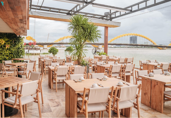 Không gian mở tại The View – Yacht Restaurant