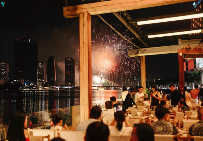 Tại The View Yacht, có thể vừa thưởng thức món ăn, vừa chiêm ngưỡng những màn pháo hoa đẹp mắt