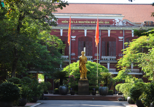 Khuôn viên trường Quốc học Huế